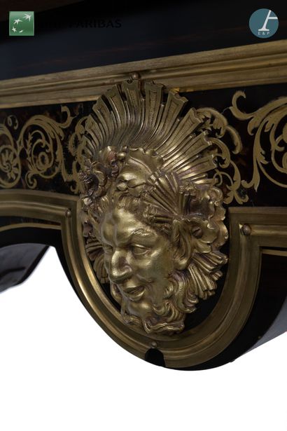 Bureau plat en marqueterie, la ceinture ouvrant...