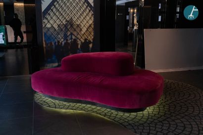 Grande banquette de réception en velours...