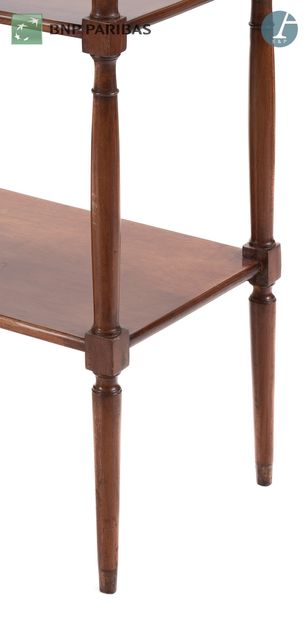 Mahogany shelf with three trays; (small accidents).
19th...