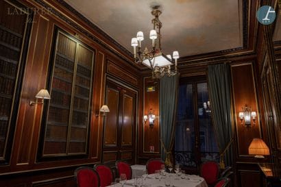 En provenance de la Maison Ladurée - Bibliothèque...