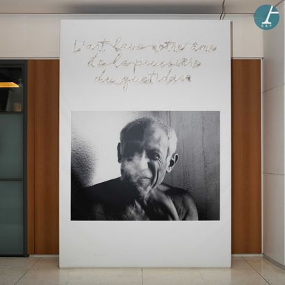 Cloison en bois ornée d'une citation du peintre...
