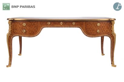 Bureau plat en marqueterie de cubes et bronze...