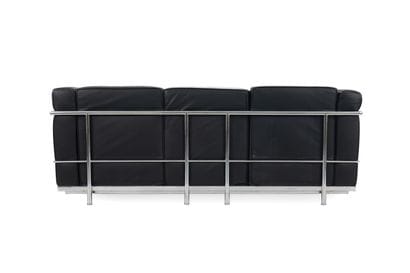 D'après LE CORBUSIER,
Canapé en cuir noir,...