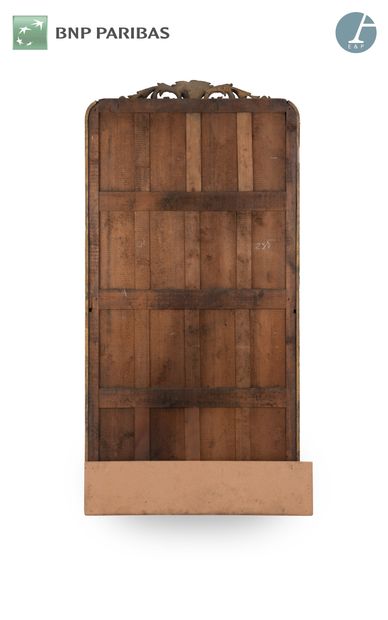 Important miroir en bois doré, à décor de...