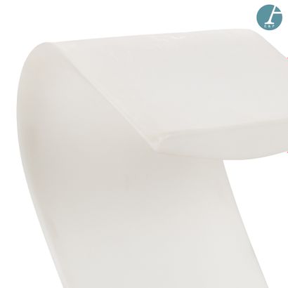 White plastic lectern 
H : 119 cm. - L :...