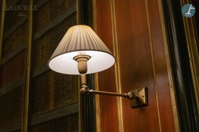 En provenance de la Maison Ladurée - Bibliothèque....