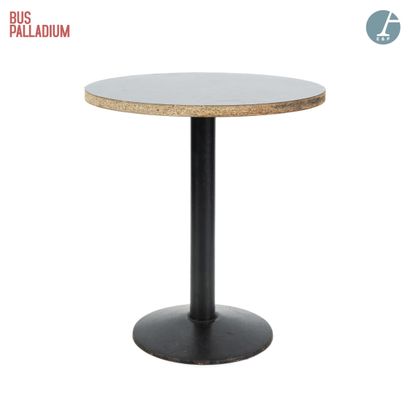 En provenance du Bus Palladium

Une table...