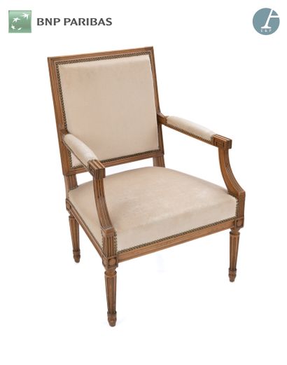 Un fauteuil en bois naturel mouluré et sculpté,...