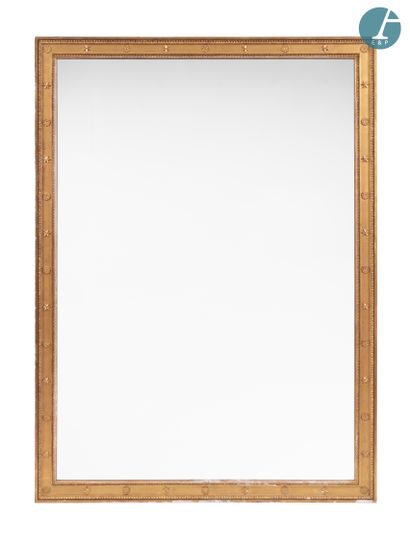 Miroir en bois mouluré, sculpté et doré à...