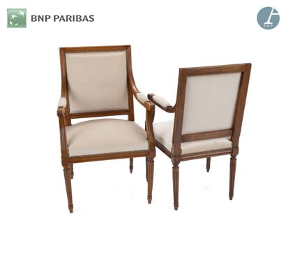 Lot de deux fauteuils en bois naturel mouluré...