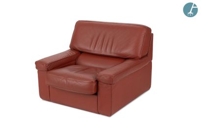 STRAFOR
Brick-red leather armchair. 
H :...