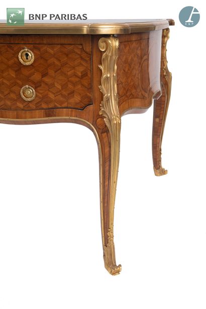 Bureau plat en marqueterie de cubes et bronze...