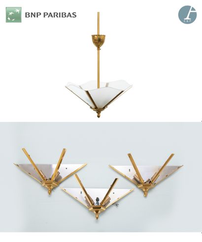 Lot including :
a pair of chandeliers, the...