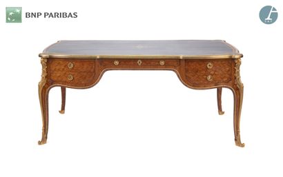 Bureau plat en marqueterie de cubes et bronze...