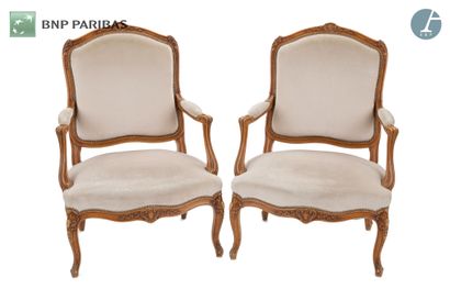 Paire de fauteuils à la reine en bois naturel...