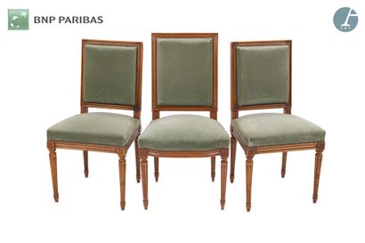 Suite de trois chaises en bois naturel mouluré...