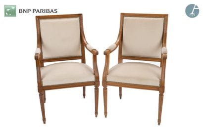 Lot de deux fauteuils en bois naturel mouluré...