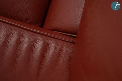 STRAFOR
Brick-red leather armchair. 
H :...