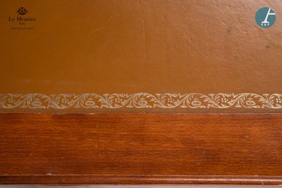 En provenance de l'Hôtel Le Meurice.
Bureau...