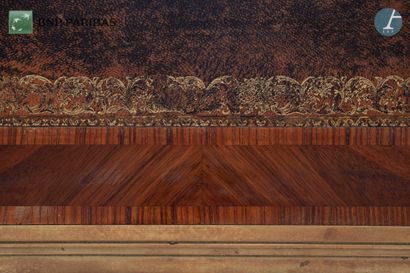 Bureau plat en satiné et bois de violette,...