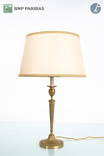 Lampe sur pied, le fût en bronze doré imitant...