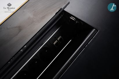 En provenance de l'Hôtel Le Meurice.
Bureau...