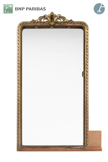 Grand miroir en bois doré à décor de feuillages,...