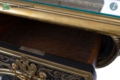 Bureau plat en marqueterie, la ceinture ouvrant...