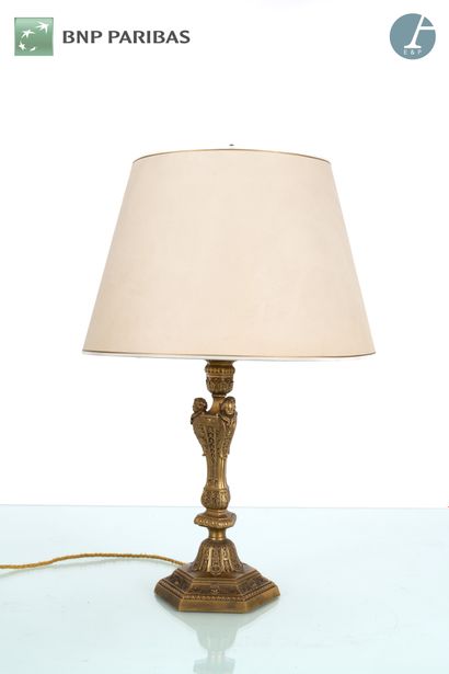 Lampe, le fût balustre en bronze doré reposant...