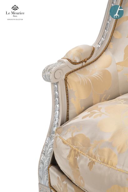 En provenance de l'Hôtel Le Meurice.
Bergère...