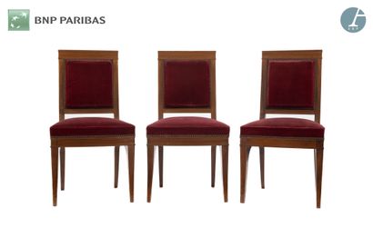 Suite de quatre chaises en bois naturel mouluré...