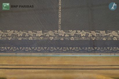 Bureau plat en marqueterie, la ceinture ouvrant...