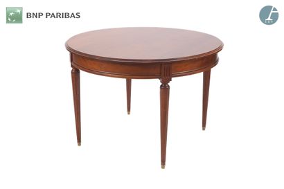 Table ronde en noyer mouluré et sculpté,...
