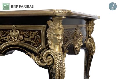Bureau plat en marqueterie, la ceinture ouvrant...