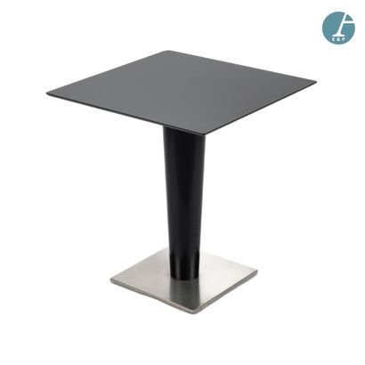 Lot de trois tables en métal laqué noir,...