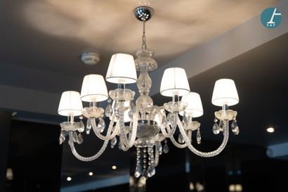 Lustre à huit lumières, en matière composite...