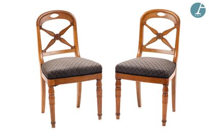 Paire de chaises en bois clair, dossier arrondi...
