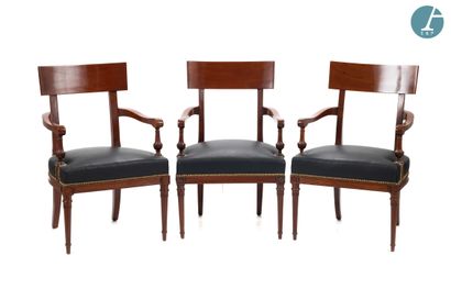 Lot de trois fauteuils en acajou, mouluré...