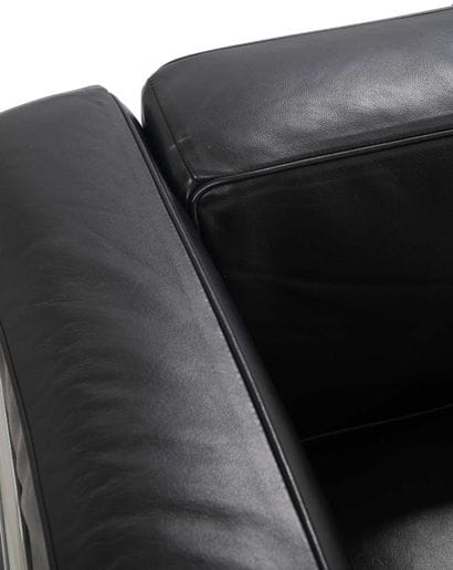 D'après LE CORBUSIER,
Canapé en cuir noir,...
