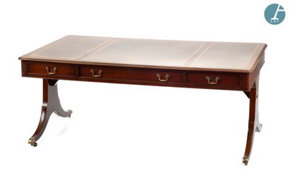 Grand bureau plat en acajou et placage d'acajou,...