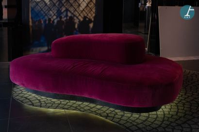 Grande banquette de réception en velours...