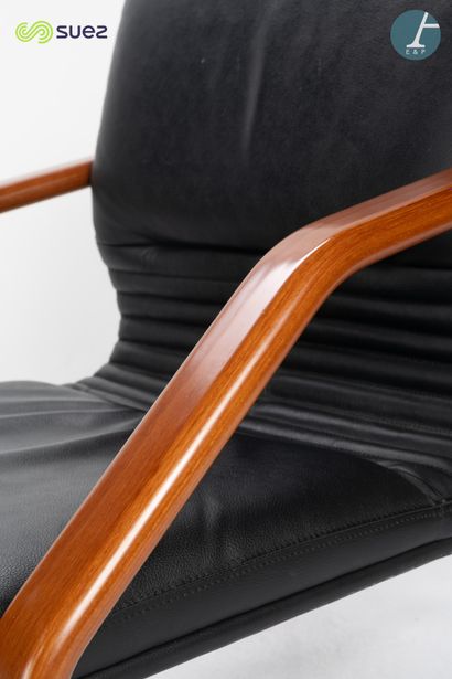 Paire de fauteuils, garniture en similicuir...