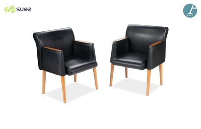 Paire de fauteuils, piètement en bois mélaminé,...