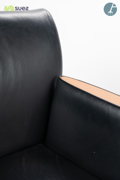 Paire de fauteuils, piètement en bois mélaminé,...