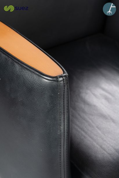 Paire de fauteuils, piètement en bois mélaminé,...