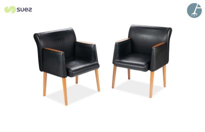 Paire de fauteuils, piètement en bois mélaminé,...