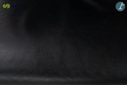 Paire de fauteuils, garniture en similicuir...