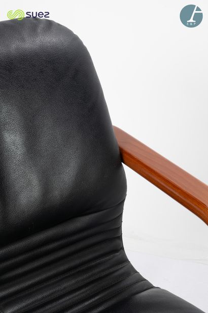 Paire de fauteuils, garniture en similicuir...