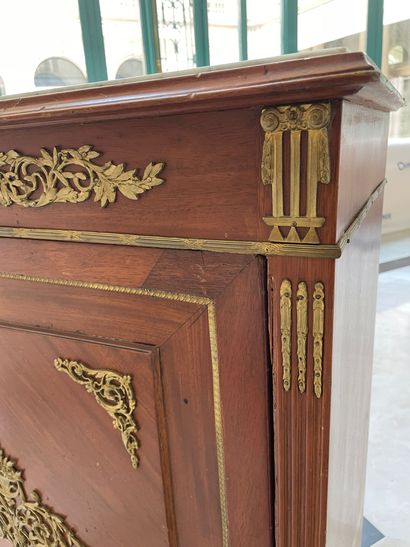 En provenance de l'ancien Grand Hôtel Continental

Meuble...