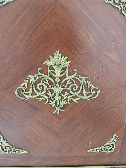 En provenance de l'ancien Grand Hôtel Continental

Meuble...